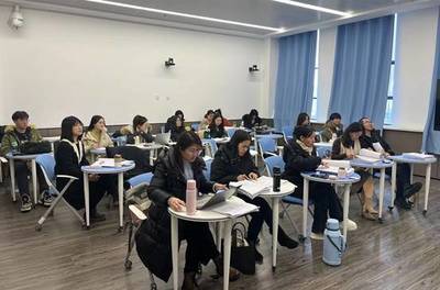 商务学院2024届硕士研究生学位论文预答辩会顺利举行