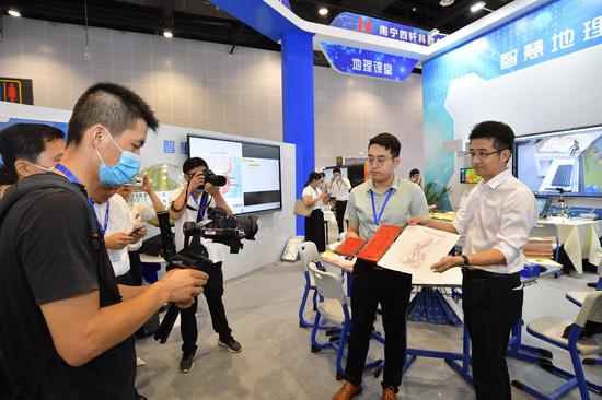 第25届南宁国际学生用品交易会开幕